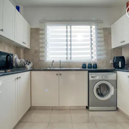 Newly Renovated Light House 8 Min Apartament