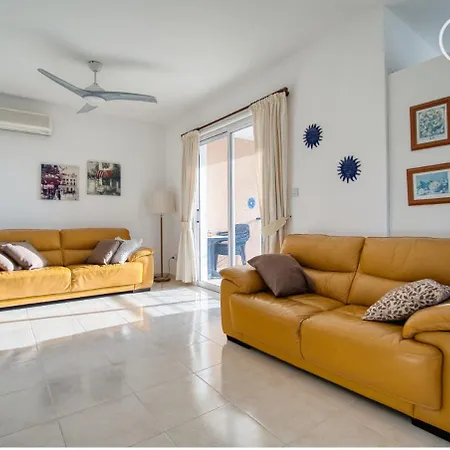 Newly Renovated Light House 8 Min *