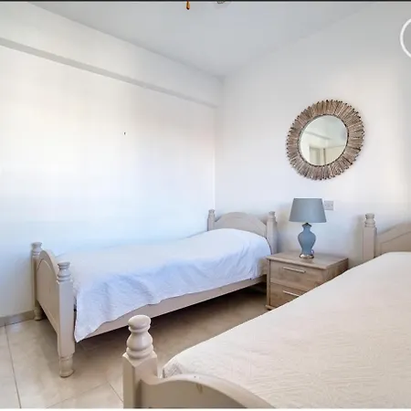 Newly Renovated Light House 8 Min Πάφος