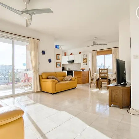 Διαμέρισμα Newly Renovated Light House 8 Min Πάφος