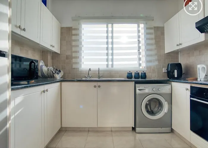 Newly Renovated Light House 8 Min Daire