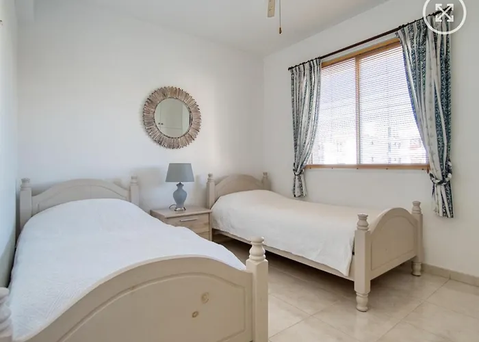 Newly Renovated Light House 8 Min *