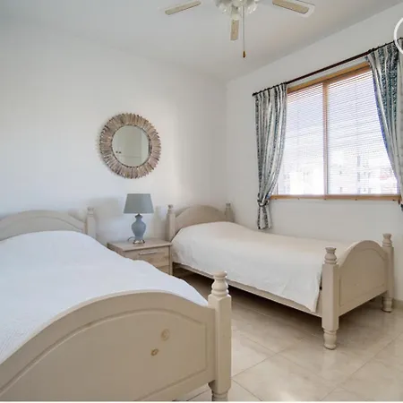 Newly Renovated Light House 8 Min *