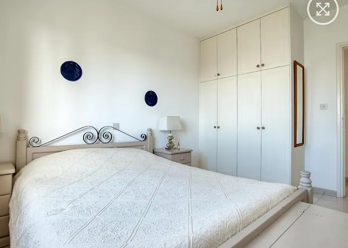 Apartment Newly Renovated Light House 8 Min Paphos