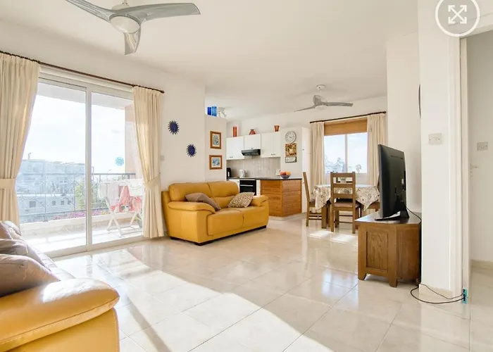 Appartamento Newly Renovated Light House 8 Min Paphos